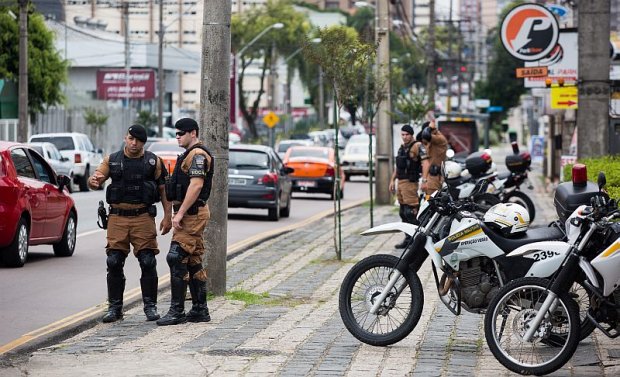 policiais na rua