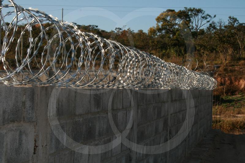 concertina dupla_sobre_muro (4)